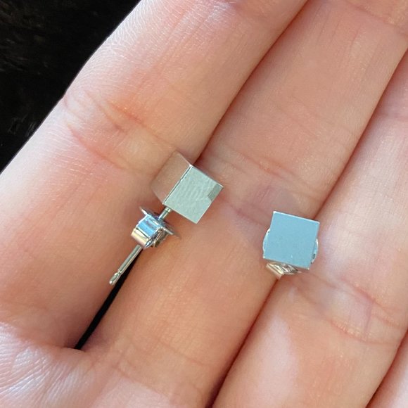 Silver cube post earrings - Picture 2 of 2